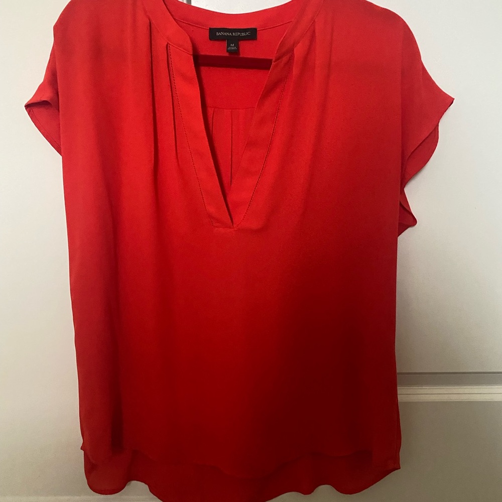Banana Republic vneck popover top in red